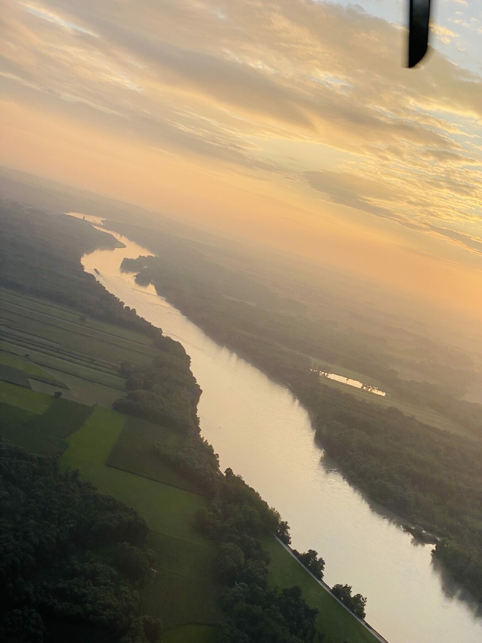 Donaurundflug Österreichs längster Fluss von oben AIRSHUTTLE